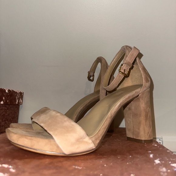 Naturalizer Tan Suede Heels size 9.5W - Picture 2 of 3